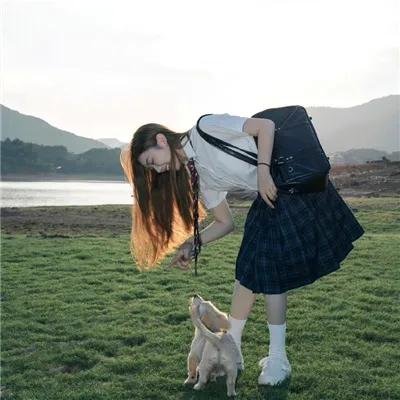 坐推土机的少女